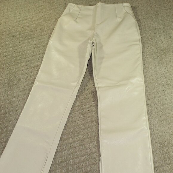 SEXY & FLATTERING! NWOT Le Lis Wm XS Cream Vegan Leather Trouser with Split Hem - Picture 1 of 6